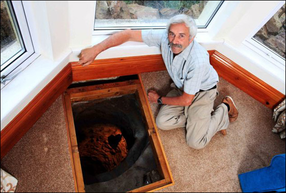 بالصور: بريطاني يكتشف ارض تاريخية تحت منزله!