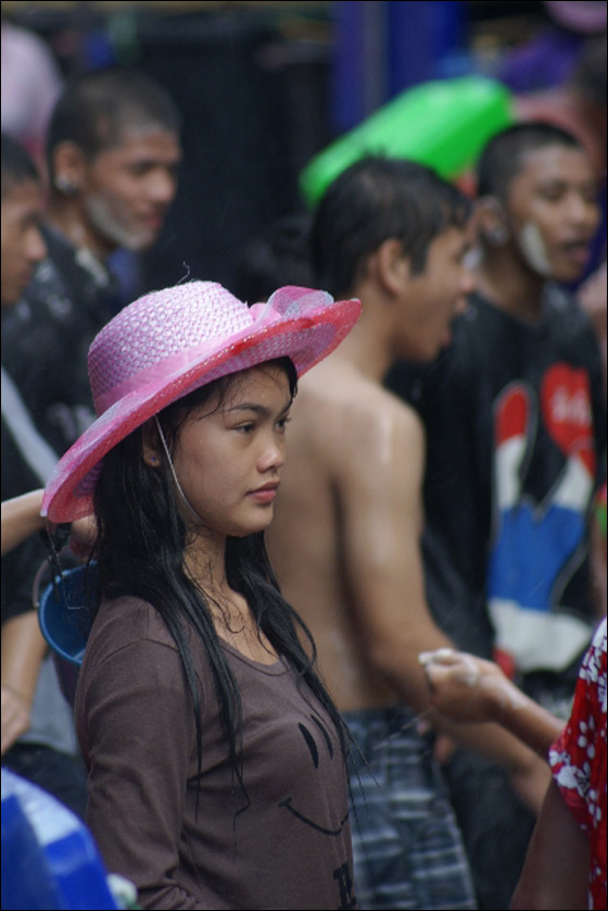 بالفيديو.. تايلانديون يحتفلون بمهرجان 