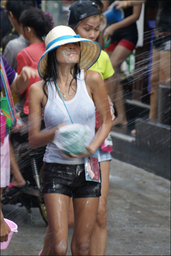 بالفيديو.. تايلانديون يحتفلون بمهرجان "عيد المياه" في الشوارع!!