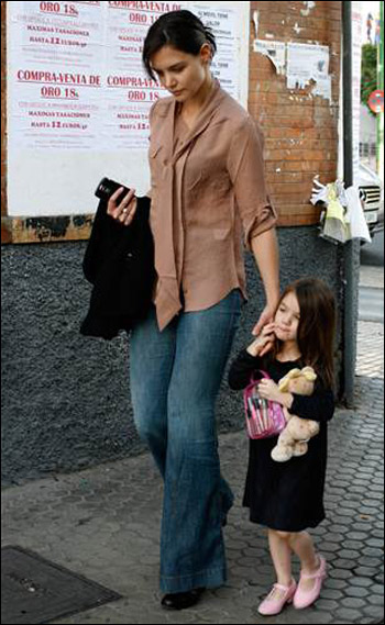 ابنة توم كروز "سوري" تتربع على عرش أناقة أطفال المشاهير