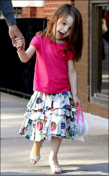 ابنة توم كروز "سوري" تتربع على عرش أناقة أطفال المشاهير