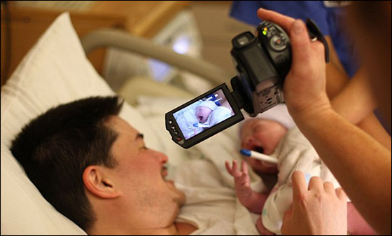 الرجل الام يضع مولوده امام عدسات الكاميرات!